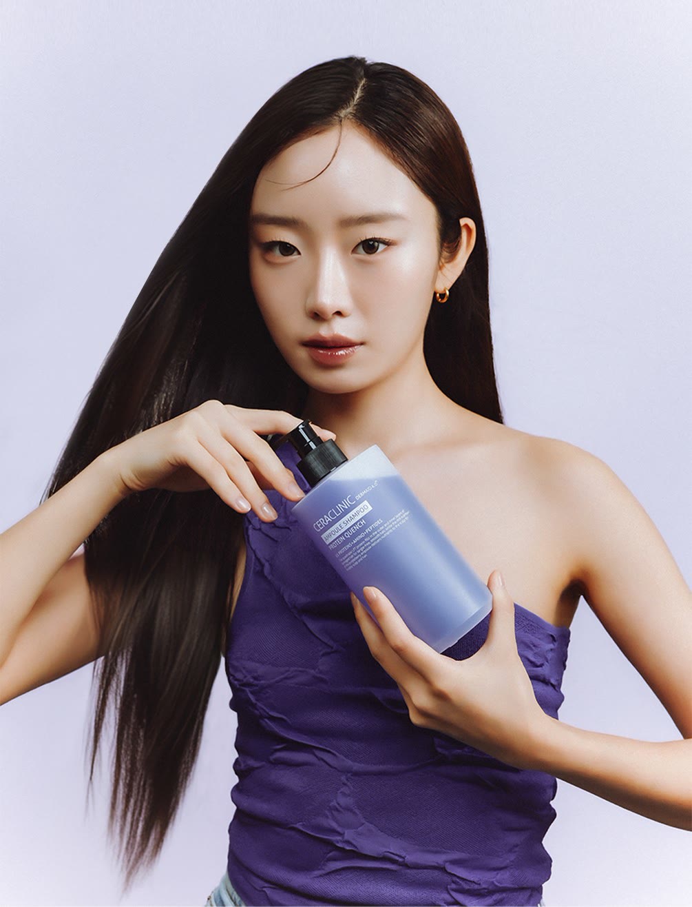 세라클리닉 앰플 샴푸를 든 모델